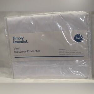 Simply Essential Twin Waterproof Mattress Encasement – NWT